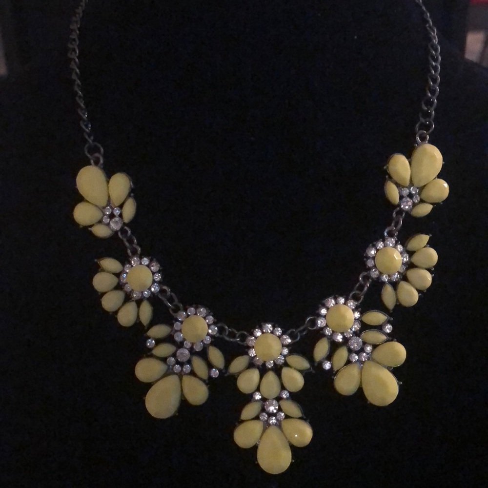 Ladies Yellow Necklace w/Rhinestones - Picture 2 of 4